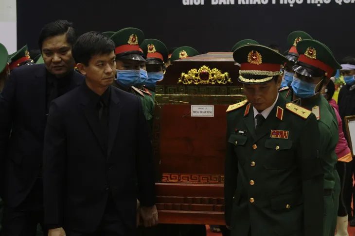 Đồng bào, đồng chí tới viếng 22 liệt sĩ Đoàn 337 - Ảnh 9. Đồng bào, đồng chí tới viếng 22 liệt sĩ Đoàn 337 - Ảnh 9.