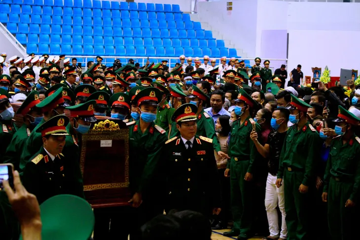 Đồng bào, đồng chí tới viếng 22 liệt sĩ Đoàn 337 - Ảnh 7. Đồng bào, đồng chí tới viếng 22 liệt sĩ Đoàn 337 - Ảnh 7.