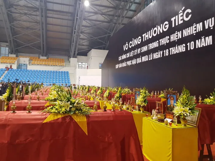 Đồng bào, đồng chí tới viếng 22 liệt sĩ Đoàn 337 - Ảnh 1. Đồng bào, đồng chí tới viếng 22 liệt sĩ Đoàn 337 - Ảnh 1.