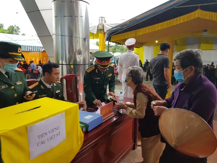 Đồng bào, đồng chí tới viếng 22 liệt sĩ Đoàn 337 - Ảnh 12. Đồng bào, đồng chí tới viếng 22 liệt sĩ Đoàn 337 - Ảnh 12.