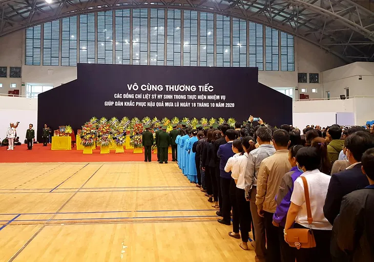 Đồng bào, đồng chí tới viếng 22 liệt sĩ Đoàn 337 - Ảnh 13. Đồng bào, đồng chí tới viếng 22 liệt sĩ Đoàn 337 - Ảnh 13.