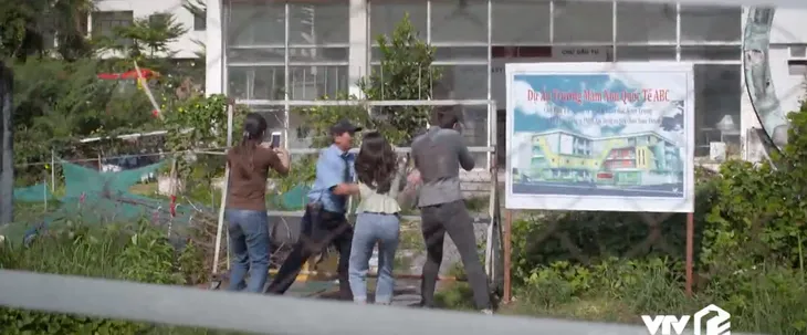 Trói buộc yêu thương - Tập 15: Đúng lúc khuỵu ngã vì bị lừa, Thanh gặp lại người yêu cũ - Ảnh 14. Trói buộc yêu thương - Tập 15: Đúng lúc khuỵu ngã vì bị lừa, Thanh gặp lại người yêu cũ - Ảnh 14.