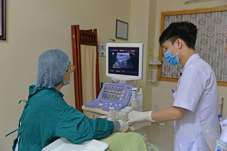 Tiêm cồn tuyệt đối điều trị nang giáp cho người đàn ông từng 30 lần hút dịch - Ảnh 1. Tiêm cồn tuyệt đối điều trị nang giáp cho người đàn ông từng 30 lần hút dịch - Ảnh 1.