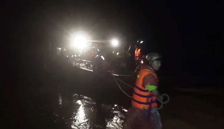 Những người chiến sĩ đi về phía nhân dân những ngày mưa lũ - Ảnh 3. Những người chiến sĩ đi về phía nhân dân những ngày mưa lũ - Ảnh 3.