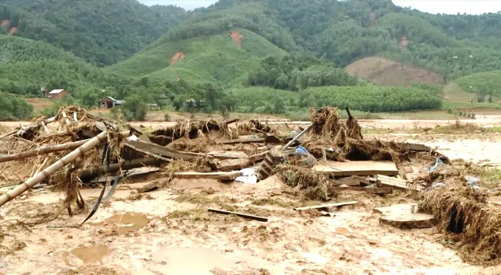 Nỗi ám ảnh khó xóa mờ về thiên tai, lũ lụt ở miền Trung - Ảnh 4. Nỗi ám ảnh khó xóa mờ về thiên tai, lũ lụt ở miền Trung - Ảnh 4.