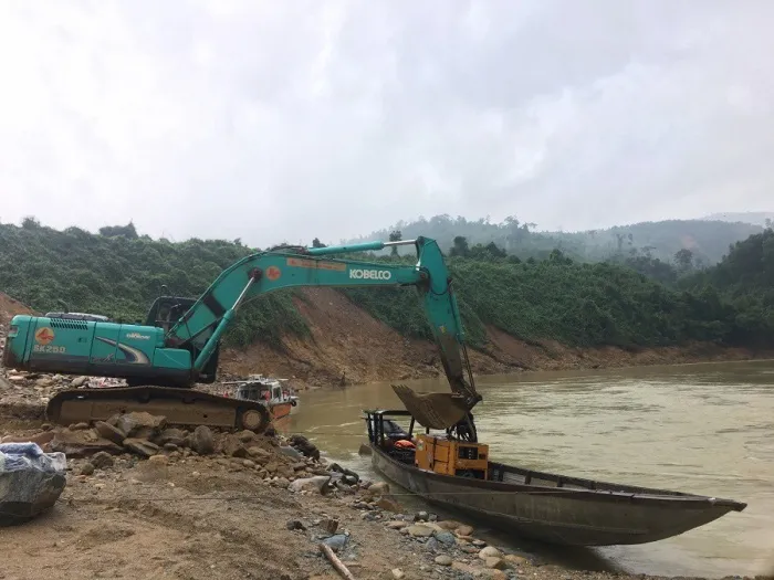 Vụ sạt lở tại Thủy điện Rào Trăng 3: Phá đá mở đường, nỗ lực thông tuyến trong ngày 22/10 - Ảnh 6. Vụ sạt lở tại Thủy điện Rào Trăng 3: Phá đá mở đường, nỗ lực thông tuyến trong ngày 22/10 - Ảnh 6.