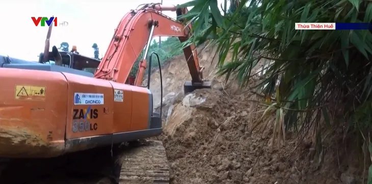 Sạt lở Rào Trăng 3: Vẫn bị chia cắt trên đường 71, còn 3km nữa mới đến điểm các nạn nhân gặp nạn - Ảnh 1. Sạt lở Rào Trăng 3: Vẫn bị chia cắt trên đường 71, còn 3km nữa mới đến điểm các nạn nhân gặp nạn - Ảnh 1.