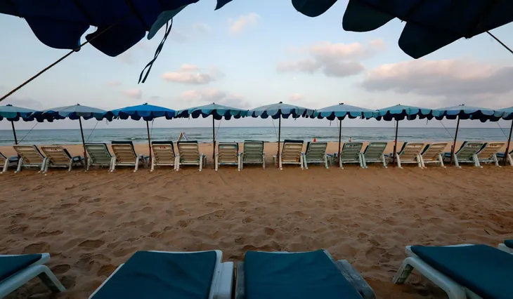 COVID-19 biến Phuket từ thiên đường du lịch thành hòn đảo hoang - Ảnh 2. COVID-19 biến Phuket từ thiên đường du lịch thành hòn đảo hoang - Ảnh 2.