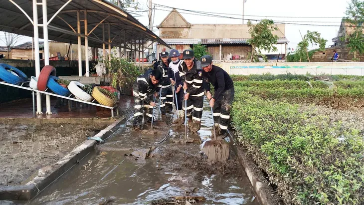 Nước rút, bà con được về nhà nhưng còn nhiều nỗi lo sau lũ - Ảnh 5. Nước rút, bà con được về nhà nhưng còn nhiều nỗi lo sau lũ - Ảnh 5.
