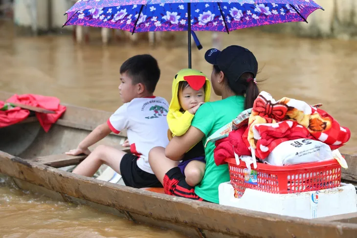 Quảng Bình vẫn bị nước lũ cô lập, người dân mong ngóng hàng cứu trợ - Ảnh 5. Quảng Bình vẫn bị nước lũ cô lập, người dân mong ngóng hàng cứu trợ - Ảnh 5.