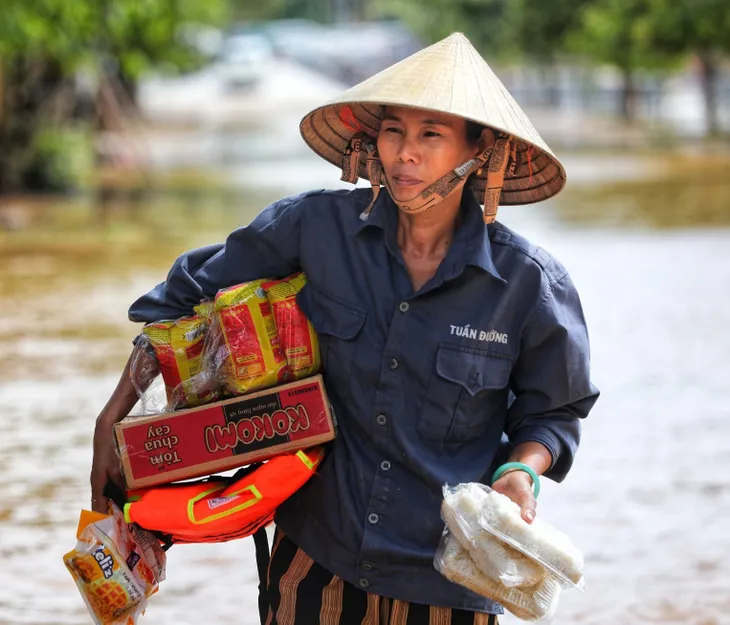 Quảng Bình vẫn bị nước lũ cô lập, người dân mong ngóng hàng cứu trợ - Ảnh 2. Quảng Bình vẫn bị nước lũ cô lập, người dân mong ngóng hàng cứu trợ - Ảnh 2.
