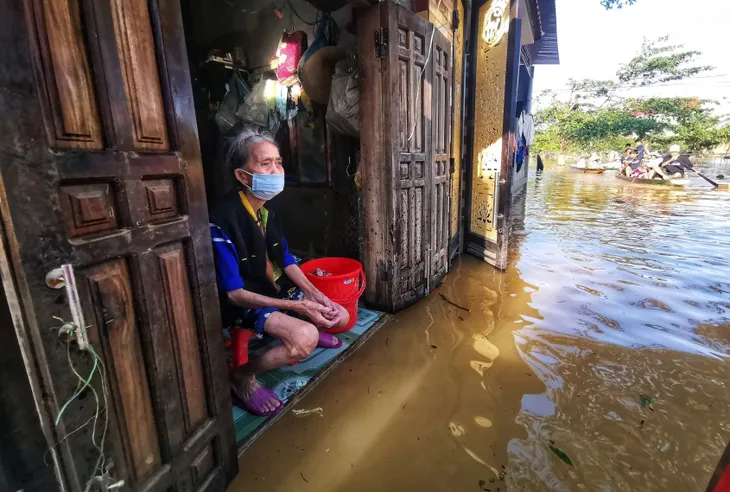 Quảng Bình vẫn bị nước lũ cô lập, người dân mong ngóng hàng cứu trợ - Ảnh 11. Quảng Bình vẫn bị nước lũ cô lập, người dân mong ngóng hàng cứu trợ - Ảnh 11.