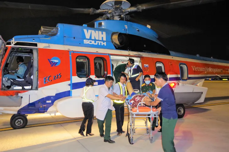 Trực thăng đưa 2 bệnh nhân từ Trường Sa về đất liền cấp cứu - Ảnh 1. Trực thăng đưa 2 bệnh nhân từ Trường Sa về đất liền cấp cứu - Ảnh 1.