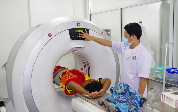 Trực thăng đưa 2 bệnh nhân từ Trường Sa về đất liền cấp cứu - Ảnh 2. Trực thăng đưa 2 bệnh nhân từ Trường Sa về đất liền cấp cứu - Ảnh 2.