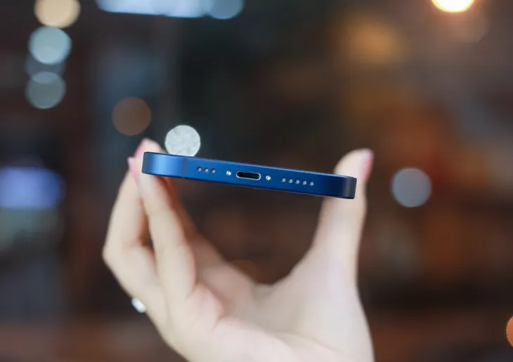 Trên tay iPhone 12 bản màu xanh Blue giá 23 triệu đồng tại Việt Nam - Ảnh 9. Trên tay iPhone 12 bản màu xanh Blue giá 23 triệu đồng tại Việt Nam - Ảnh 9.