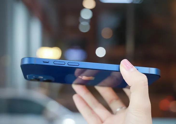 Trên tay iPhone 12 bản màu xanh Blue giá 23 triệu đồng tại Việt Nam - Ảnh 8. Trên tay iPhone 12 bản màu xanh Blue giá 23 triệu đồng tại Việt Nam - Ảnh 8.