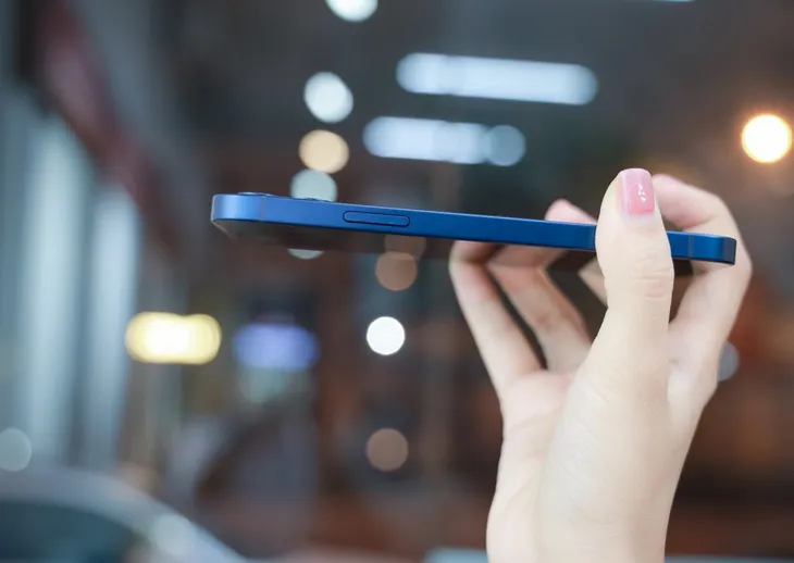 Trên tay iPhone 12 bản màu xanh Blue giá 23 triệu đồng tại Việt Nam - Ảnh 4. Trên tay iPhone 12 bản màu xanh Blue giá 23 triệu đồng tại Việt Nam - Ảnh 4.