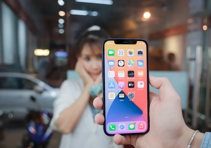 Trên tay iPhone 12 bản màu xanh Blue giá 23 triệu đồng tại Việt Nam - Ảnh 7. Trên tay iPhone 12 bản màu xanh Blue giá 23 triệu đồng tại Việt Nam - Ảnh 7.