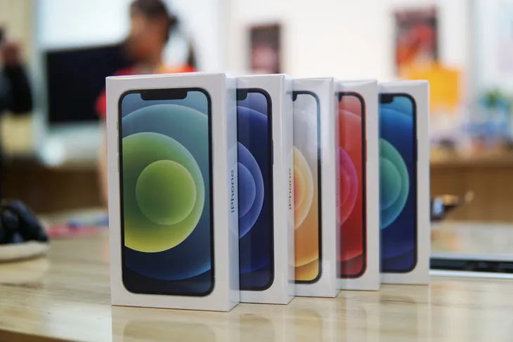 Trên tay iPhone 12 bản màu xanh Blue giá 23 triệu đồng tại Việt Nam - Ảnh 1. Trên tay iPhone 12 bản màu xanh Blue giá 23 triệu đồng tại Việt Nam - Ảnh 1.
