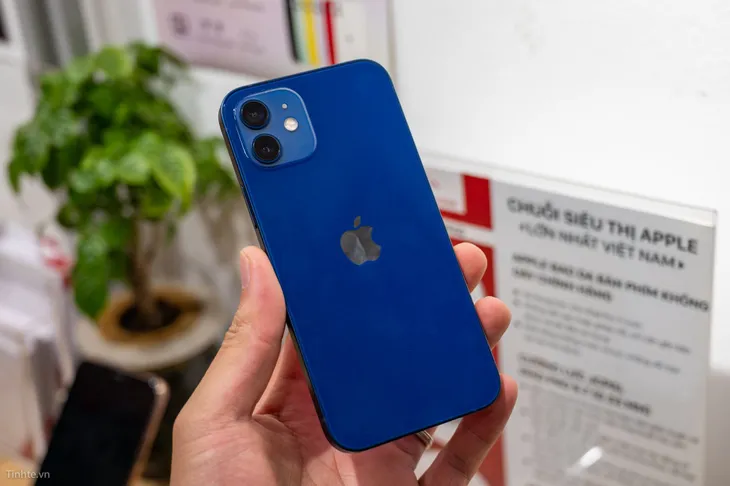 Trên tay iPhone 12 bản màu xanh Blue giá 23 triệu đồng tại Việt Nam - Ảnh 3. Trên tay iPhone 12 bản màu xanh Blue giá 23 triệu đồng tại Việt Nam - Ảnh 3.