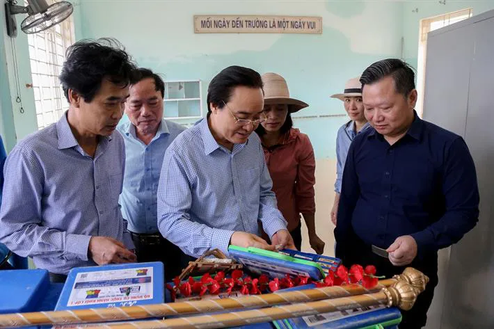 Chia sẻ với Bộ trưởng Bộ GD&ĐT, cô giáo vùng lũ lo trò bị đói - Ảnh 1. Chia sẻ với Bộ trưởng Bộ GD&ĐT, cô giáo vùng lũ lo trò bị đói - Ảnh 1.