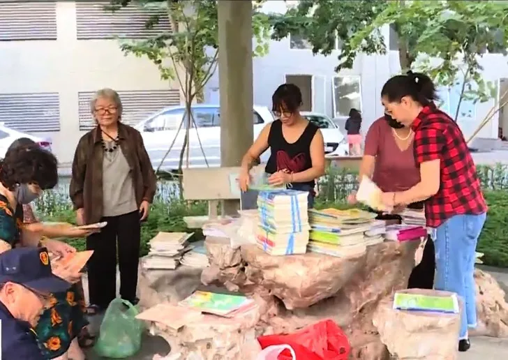 Quyên góp sách vở, đồ dùng học tập cho thầy trò vùng lũ - Ảnh 1. Quyên góp sách vở, đồ dùng học tập cho thầy trò vùng lũ - Ảnh 1.