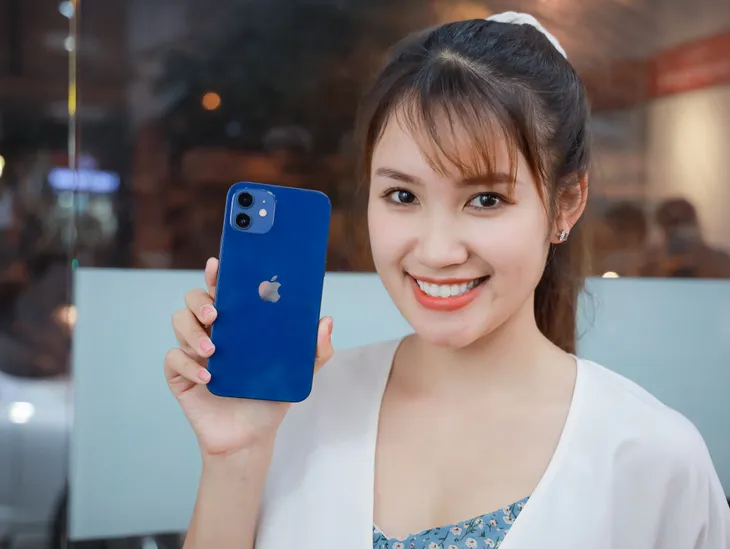 Trên tay iPhone 12 bản màu xanh Blue giá 23 triệu đồng tại Việt Nam - Ảnh 5. Trên tay iPhone 12 bản màu xanh Blue giá 23 triệu đồng tại Việt Nam - Ảnh 5.