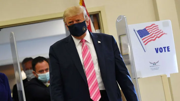 Ông Trump bỏ phiếu sớm tại bang Florida - Ảnh 1. Ông Trump bỏ phiếu sớm tại bang Florida - Ảnh 1.