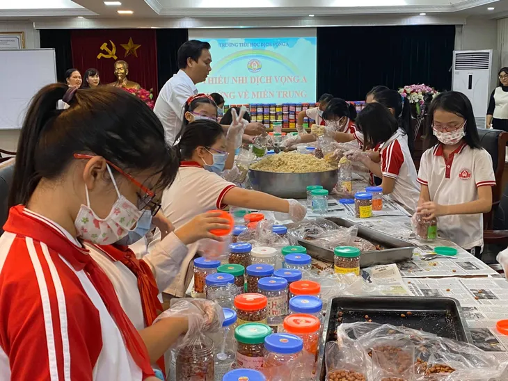 Thanh thiếu niên Thủ đô gửi trọn yêu thương cho miền Trung ruột thịt - Ảnh 2. Thanh thiếu niên Thủ đô gửi trọn yêu thương cho miền Trung ruột thịt - Ảnh 2.