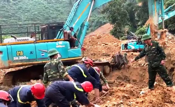 Tiếp tục tìm kiếm 12 nạn nhân còn lại ở Thủy điện Rào Trăng 3 sau 1 ngày tạm dừng - Ảnh 3. Tiếp tục tìm kiếm 12 nạn nhân còn lại ở Thủy điện Rào Trăng 3 sau 1 ngày tạm dừng - Ảnh 3.