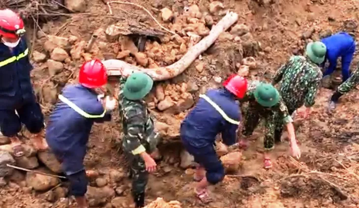 Tiếp tục tìm kiếm 12 nạn nhân còn lại ở Thủy điện Rào Trăng 3 sau 1 ngày tạm dừng - Ảnh 2. Tiếp tục tìm kiếm 12 nạn nhân còn lại ở Thủy điện Rào Trăng 3 sau 1 ngày tạm dừng - Ảnh 2.