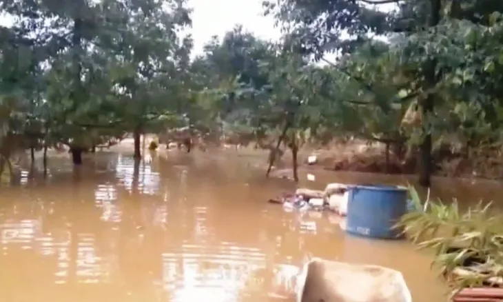 Nhà ngập, đường dân sinh thành sông vì bảo vệ thủy điện… ngủ quên - Ảnh 2. Nhà ngập, đường dân sinh thành sông vì bảo vệ thủy điện… ngủ quên - Ảnh 2.
