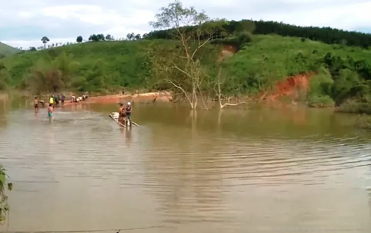 Nhà ngập, đường dân sinh thành sông vì bảo vệ thủy điện… ngủ quên - Ảnh 3. Nhà ngập, đường dân sinh thành sông vì bảo vệ thủy điện… ngủ quên - Ảnh 3.