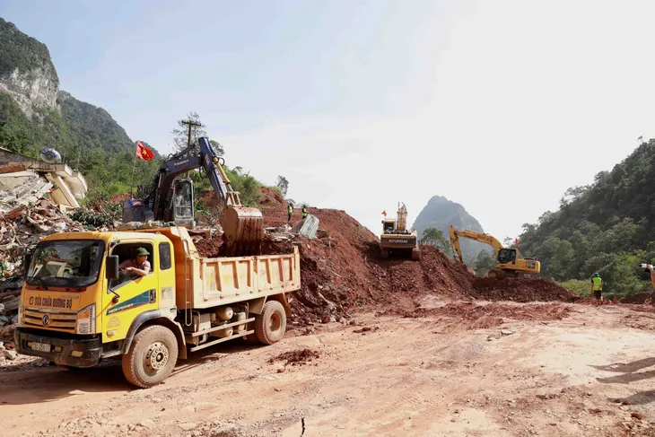 Giao thông Quảng Bình thiệt hại nặng do mưa lũ - Ảnh 8. Giao thông Quảng Bình thiệt hại nặng do mưa lũ - Ảnh 8.