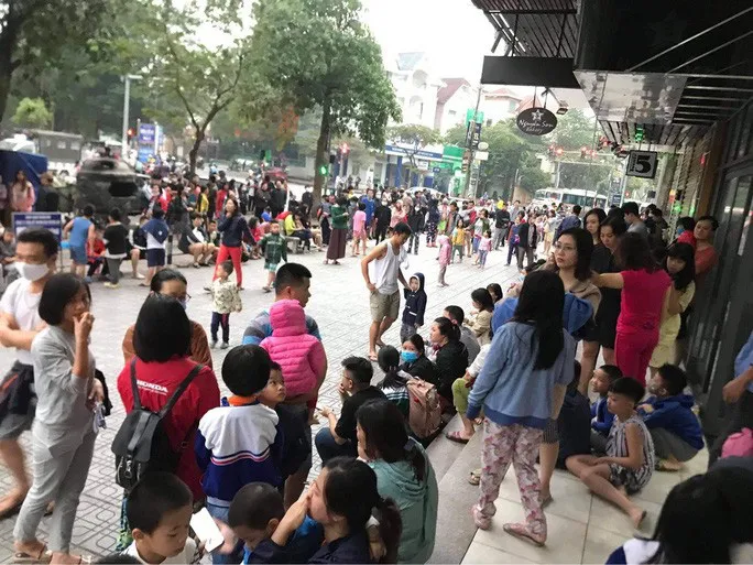 Cháy ở chung cư Linh Đàm, hàng trăm cư dân tháo chạy - Ảnh 2. Cháy ở chung cư Linh Đàm, hàng trăm cư dân tháo chạy - Ảnh 2.