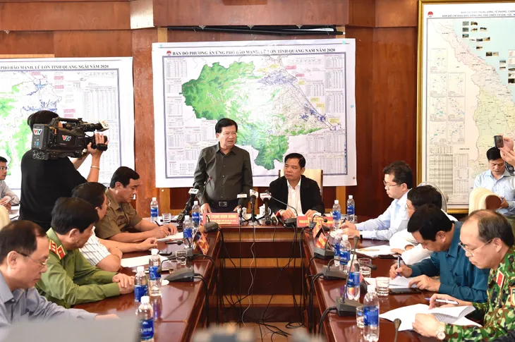 Phó Thủ tướng Trịnh Đình Dũng chỉ đạo ứng phó bão số 9 tại tiền phương - Ảnh 1. Phó Thủ tướng Trịnh Đình Dũng chỉ đạo ứng phó bão số 9 tại tiền phương - Ảnh 1.