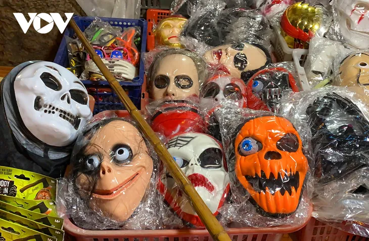 Đồ hóa trang Halloween càng ma quái càng hút khách - Ảnh 2. Đồ hóa trang Halloween càng ma quái càng hút khách - Ảnh 2.