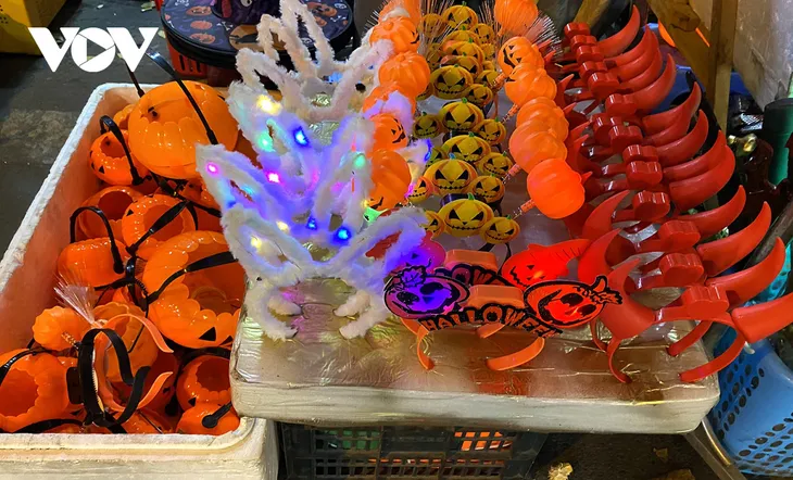 Đồ hóa trang Halloween càng ma quái càng hút khách - Ảnh 4. Đồ hóa trang Halloween càng ma quái càng hút khách - Ảnh 4.