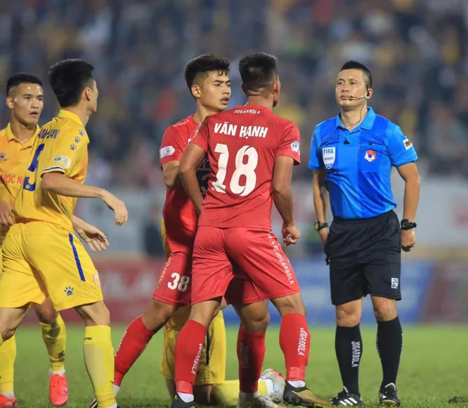 Thanh Thụ, Bửu Ngọc và Văn Hạnh nhận án phạt nặng từ VFF - Ảnh 4. Thanh Thụ, Bửu Ngọc và Văn Hạnh nhận án phạt nặng từ VFF - Ảnh 4.