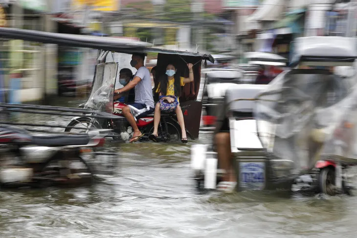 Bão Molave tàn phá Philippines trước khi đổ bộ Việt Nam - Ảnh 1. Bão Molave tàn phá Philippines trước khi đổ bộ Việt Nam - Ảnh 1.