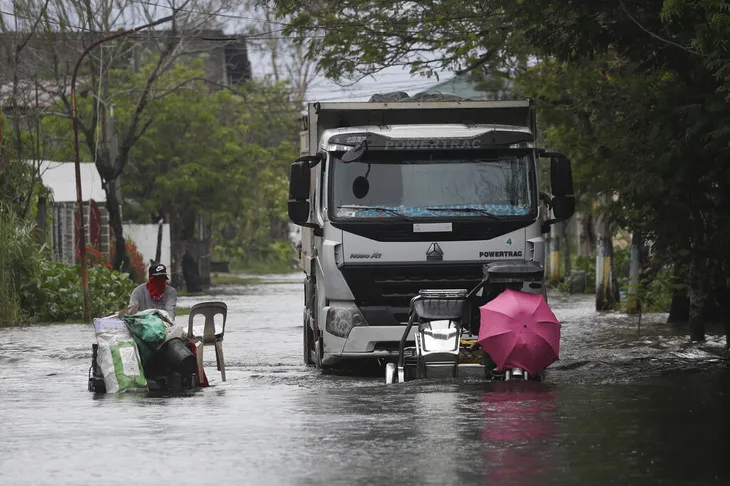 Bão Molave tàn phá Philippines trước khi đổ bộ Việt Nam - Ảnh 2. Bão Molave tàn phá Philippines trước khi đổ bộ Việt Nam - Ảnh 2.