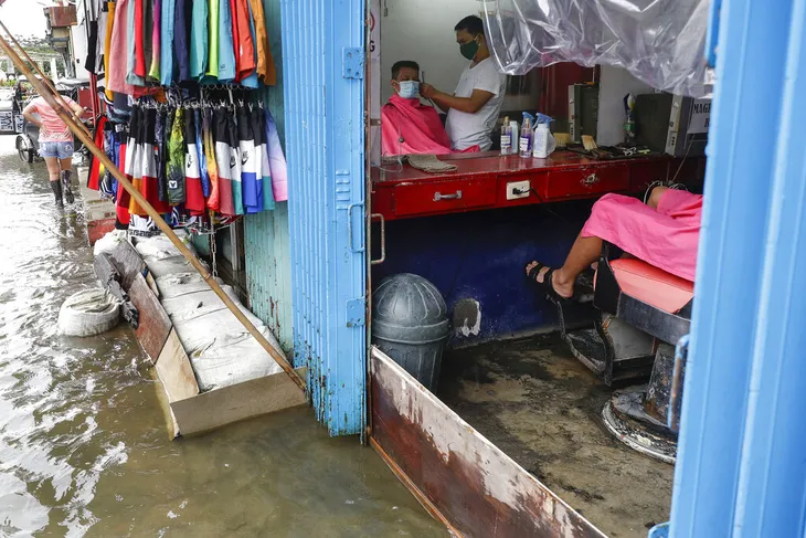 Bão Molave tàn phá Philippines trước khi đổ bộ Việt Nam - Ảnh 3. Bão Molave tàn phá Philippines trước khi đổ bộ Việt Nam - Ảnh 3.