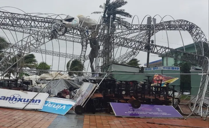 Thành phố Đà Nẵng tan hoang sau bão số 9 - Ảnh 7.
