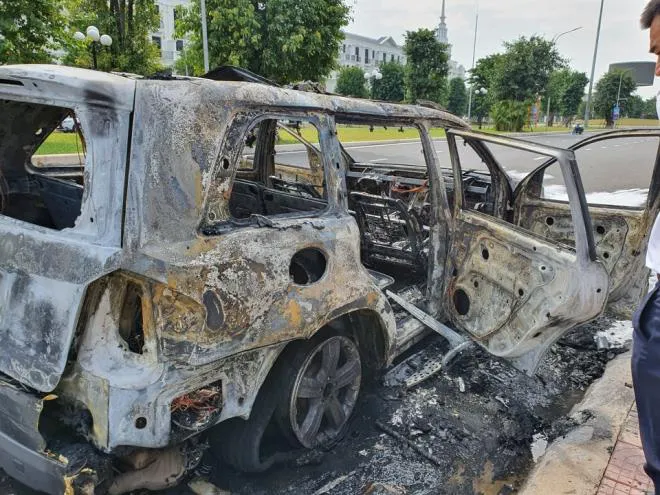 Xế sang tiền tỷ bất ngờ cháy trơ khung trên phố Hà Nội - Ảnh 1. Xế sang tiền tỷ bất ngờ cháy trơ khung trên phố Hà Nội - Ảnh 1.