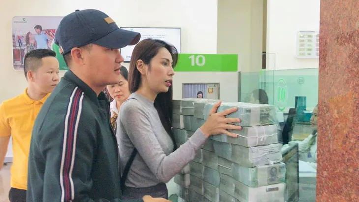Theo Thủy Tiên về miền Trung trao tiền, Công Vinh nói đếm tiền liệt tay - Ảnh 1. Theo Thủy Tiên về miền Trung trao tiền, Công Vinh nói đếm tiền liệt tay - Ảnh 1.