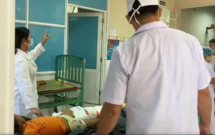 Khẩn trương cứu chữa nạn nhân vụ sạt lở tại Nam Trà My - Ảnh 1. Khẩn trương cứu chữa nạn nhân vụ sạt lở tại Nam Trà My - Ảnh 1.