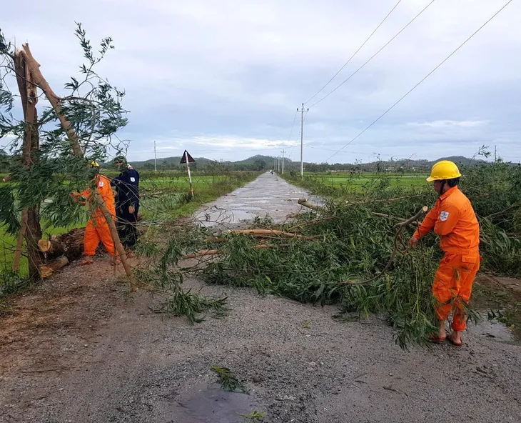 Chậm nhất trong 3 ngày tới, toàn tỉnh Quảng Ngãi có điện trở lại - Ảnh 1.