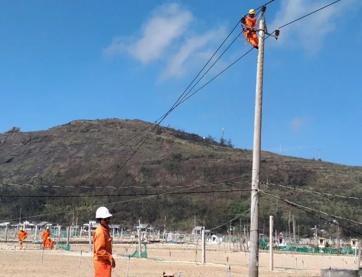 Chậm nhất trong 3 ngày tới, toàn tỉnh Quảng Ngãi có điện trở lại - Ảnh 2.