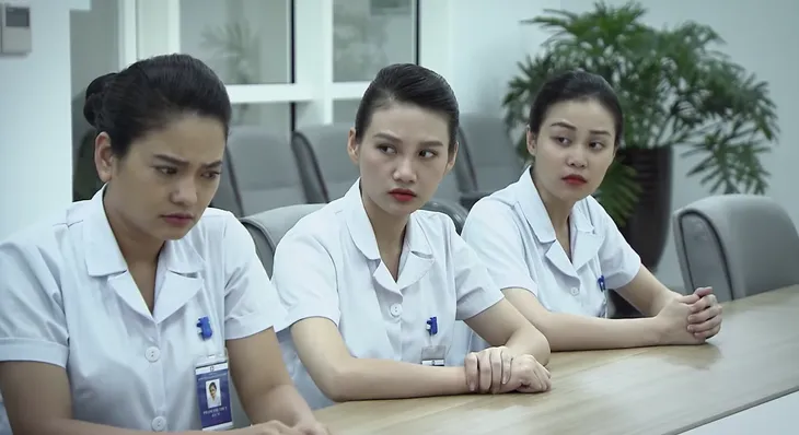 Lửa ấm - Tập 3: Bệnh nhân đột ngột tử vong, Thủy và ê-kíp trực bị đình chỉ công tác - Ảnh 2. Lửa ấm - Tập 3: Bệnh nhân đột ngột tử vong, Thủy và ê-kíp trực bị đình chỉ công tác - Ảnh 2.