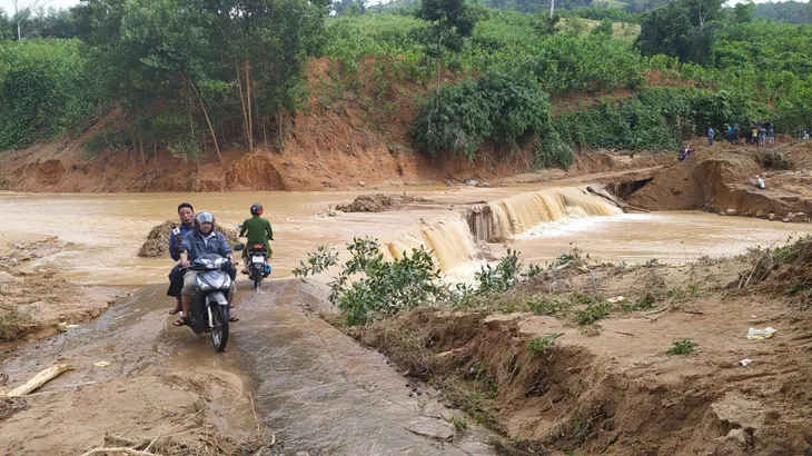 Có thể dùng máy bay tiếp cận điểm sạt lở ở Phước Sơn - Ảnh 1. Có thể dùng máy bay tiếp cận điểm sạt lở ở Phước Sơn - Ảnh 1.